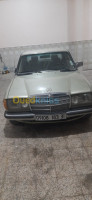 oran-bethioua-algerie-berline-mercedes-benz-classe-c-300-1983