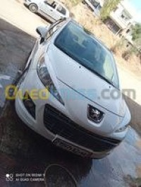 عين-الدفلى-خميس-مليانة-الجزائر-سيارة-صغيرة-peugeot-207-allure-2012