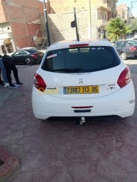 باتنة-الجزائر-سيارة-صغيرة-peugeot-208-2013
