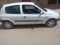 تيارت-السوقر-الجزائر-سيارة-صغيرة-renault-clio-2-2001