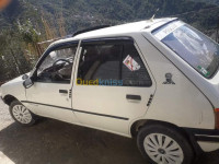 bejaia-souk-el-thenine-algerie-citadine-peugeot-205-1999