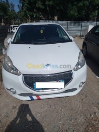 البليدة-الجزائر-سيارة-صغيرة-peugeot-208-style-2014