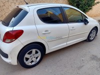 وهران-الجزائر-سيارة-صغيرة-peugeot-207-2012