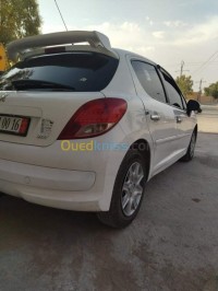 بسكرة-الجزائر-سيارة-صغيرة-peugeot-207-2012