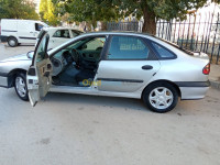 constantine-algerie-berline-renault-laguna-1-1996