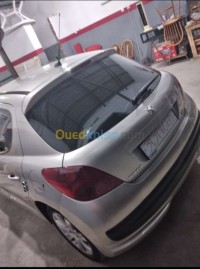 الجزائر-وسط-سيارة-صغيرة-peugeot-207-sportium-2007