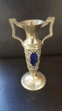 Petit vase en verre bleu, argenté  