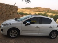 باتنة-نقاوس-الجزائر-سيارة-صغيرة-peugeot-207-2012