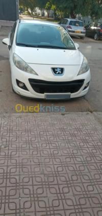 الجزائر-باب-الزوار-سيارة-صغيرة-peugeot-207-2012