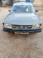 bouira-ahnif-algerie-berline-peugeot-305-1987