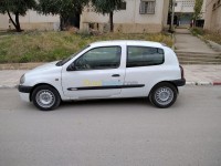ميلة-الجزائر-سيارة-صغيرة-renault-clio-2-2001