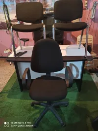 1 bureau d'origine turque plus 1 Caisson et 3 Chaises simple et 1 Roulante