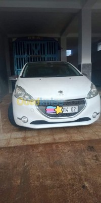 الشلف-الجزائر-سيارة-صغيرة-peugeot-208-2014