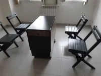 TABLE PLIABLE + 04 CHAISES EN BOIS.