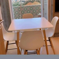 Table scandinave carrée avec 4 chaises