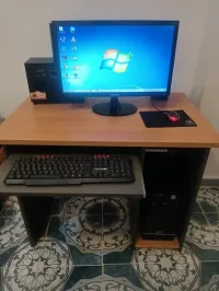 ordinateur complet avec une table de bureau 