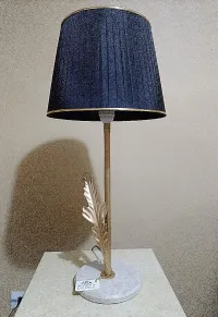 Veilleuse noire pour salon hauteur 66cm, socle en marbre, pied doré, chapeau marron clair 
