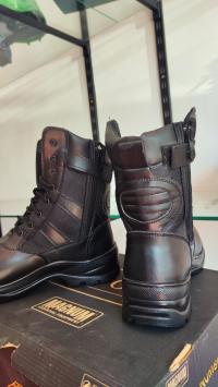Bottes Magnum neuves, très solides, idéales pour travail ou sécurité. thumbnail 5