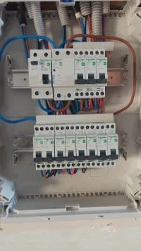 Electricien كهربائي