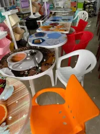 Tables et chaises en plastique 