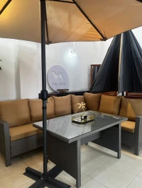 Salon de jardin et parasol (vendus séparément)