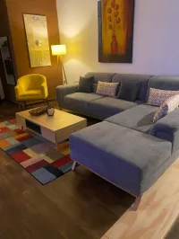 salon d'angle en L plus une chauffeuse en tissu antitache avec des coloris au choix