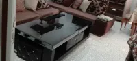 Table basse avec 4 poufs et des tiroirs 