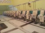 travaille sur machine de broderie