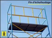Fin d'échafaudage avec garde-corps.