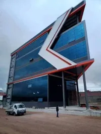 Mur rideaux et façade en céramique 