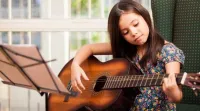 Enseignante propose des cours de guitare a domicile