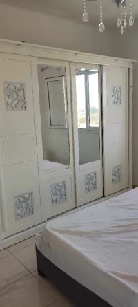 Chambre à coucher en bois rouge 