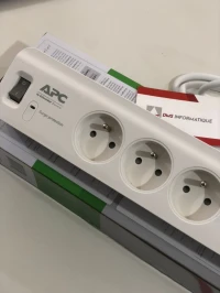 MULTIPRISES APC Essential SurgeArrest 5 prises avec 2 ports de charge USB