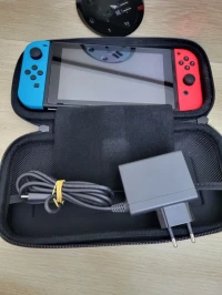Nintendo Switch + UN JEUX + CHARGEUR D'ORIGINE + SACOCHE 