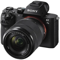 Appareil photo hybride Sony Alpha A7 II + FE 28-70mm f/3.5-5.6 + Objectif Zeiss SEL-35F28Z 35 mm