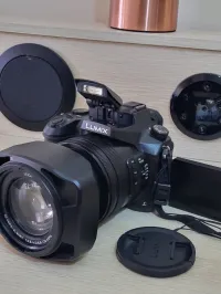 Panasonic Lumix DMC-FZ2000 - 20.1 MP - VIDEO EN Ultra HD 4K / 24 pi/s - 20x zoom optique Leica Wi-Fi