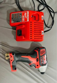 Perceuse et chargeur Milwaukee neufs