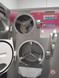 Vitrine de glaces et turbine 