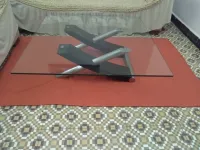table basse en verre et chrome