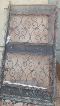 Porte grille en fer forgé 