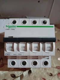 DISJONCTEUR 4 POLES 63 A