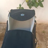 Lit pour bébé et un landau 