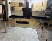 مطابخ-حسب-الطلب-cuisine-avec-plan-de-travail-et-hotte-lave-vaisselle-بئر-الجير-وهران-الجزائر