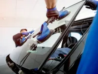 بيع وتركيب جميع زجاج السيارات وتغير زجاج نوافذ من الأخضر إلى الاسود 