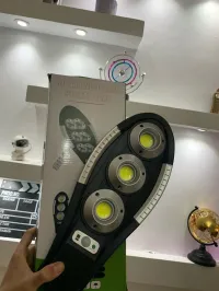 Lampadaire solaire étanche IP67 avec télécommande  مصباح خارجي
