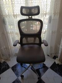 كرسي-و-أريكة-chaise-ergonomique-grise-بئر-خادم-الجزائر