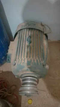 MOTEUR 30 HP 380V   3000 TR MIN EN MARCHE DISPONIBLE