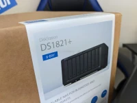 Synology DiskStation DS1821+ Serveur NAS 8 baies - 4 Go de RAM DDR4 - AMD Ryzen V1500B