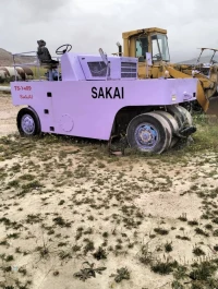 Engin roulant compact et Niveleuse komatsu et Sakai et Dinipack 1985