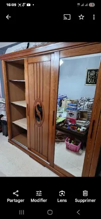 Vend armoire avec 3 portes glissantes..état presque neuve.. 